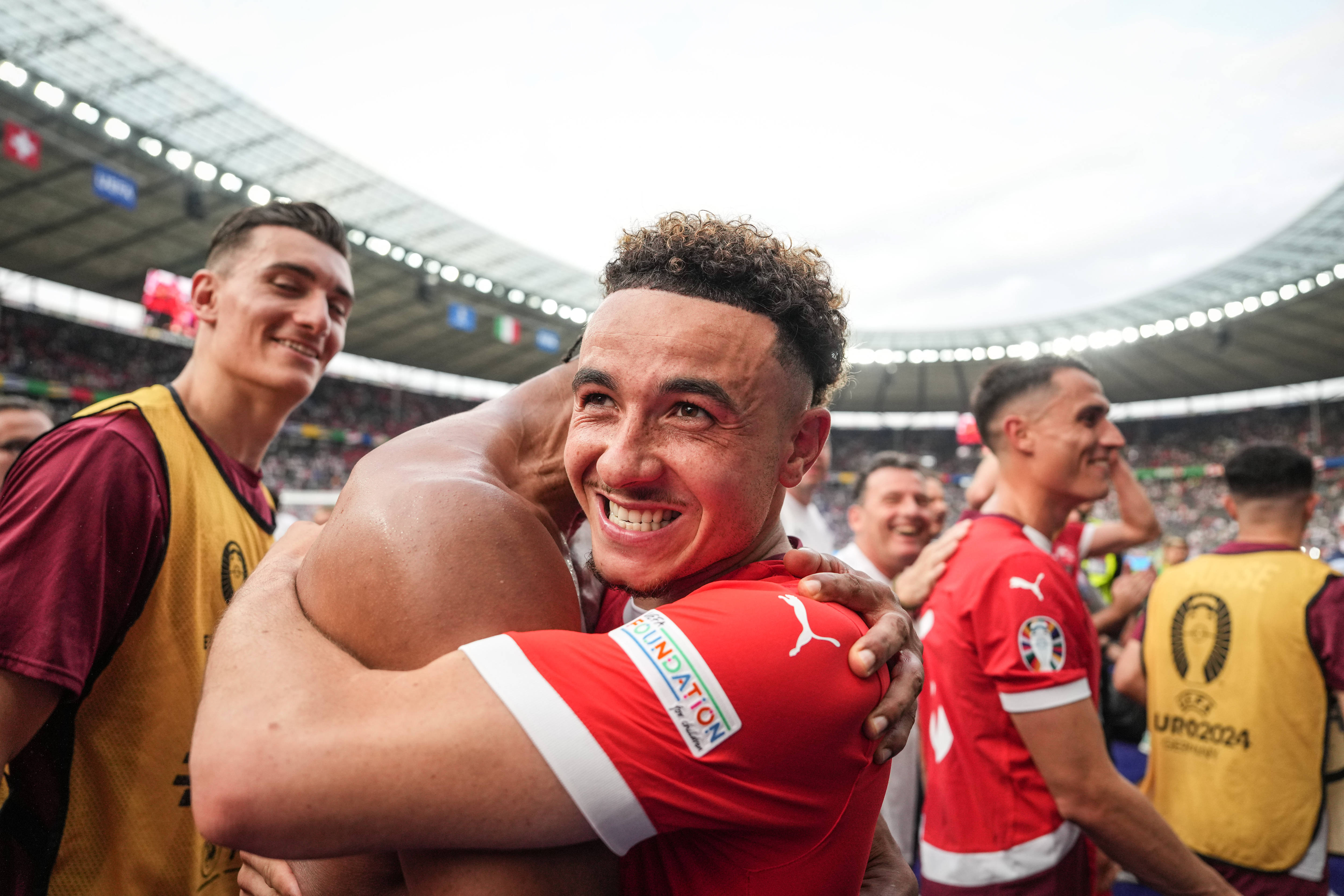 包含意大利淘汰希腊，晋级欧锦赛决赛圈的词条