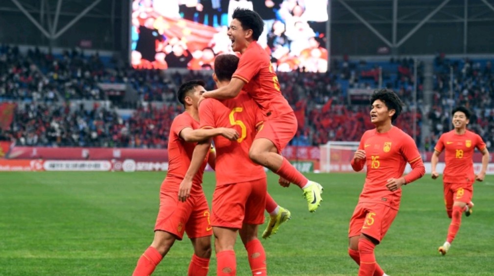 包含争夺胜利！国内足球联赛火爆进行中的词条