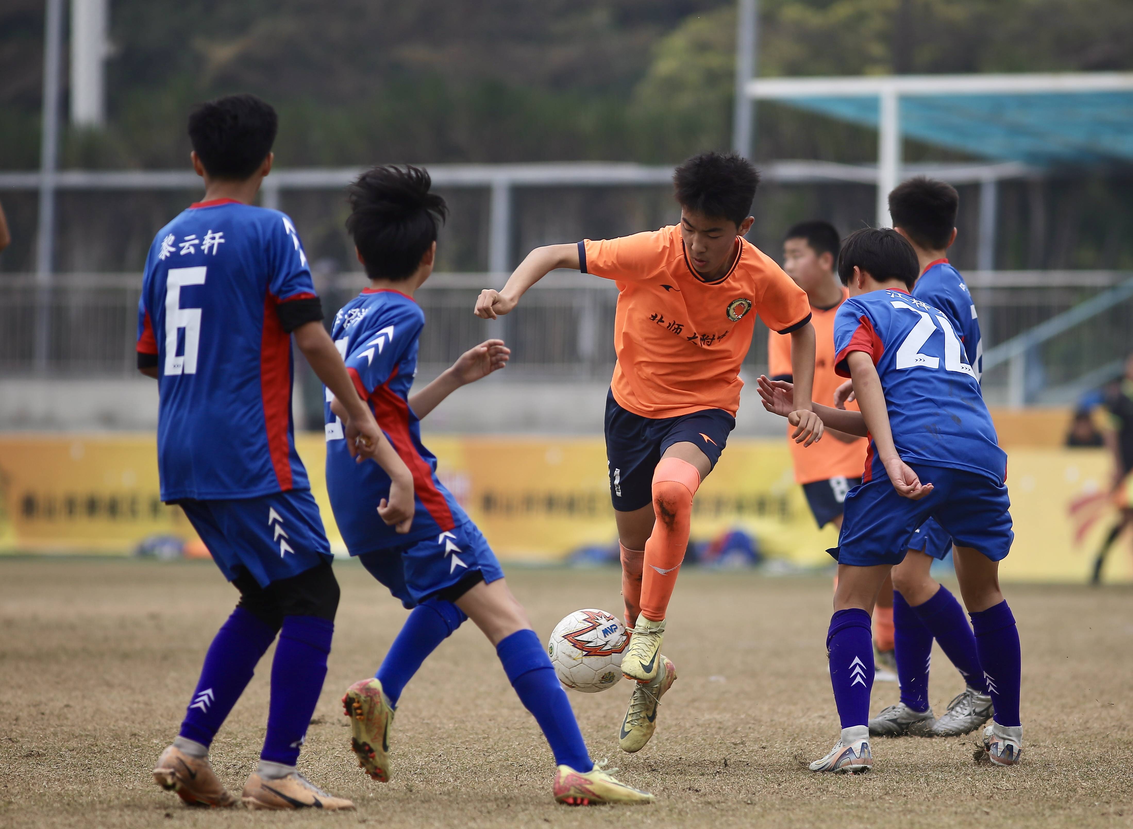 热门足球赛事再次升温，多支豪强展示实力的简单介绍