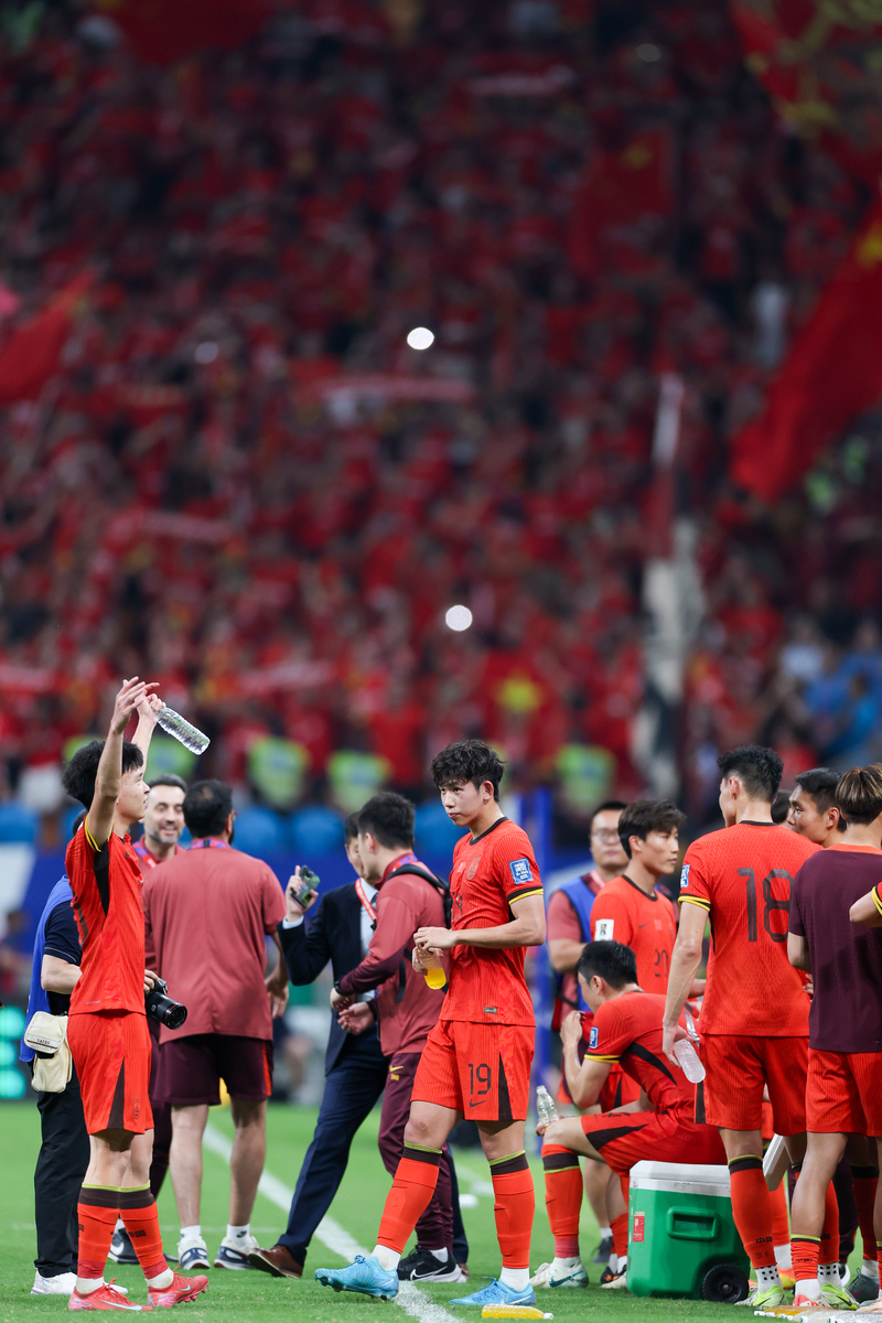 包含搏命一搏！球员们在赛场上拼尽全力，追逐胜利！的词条