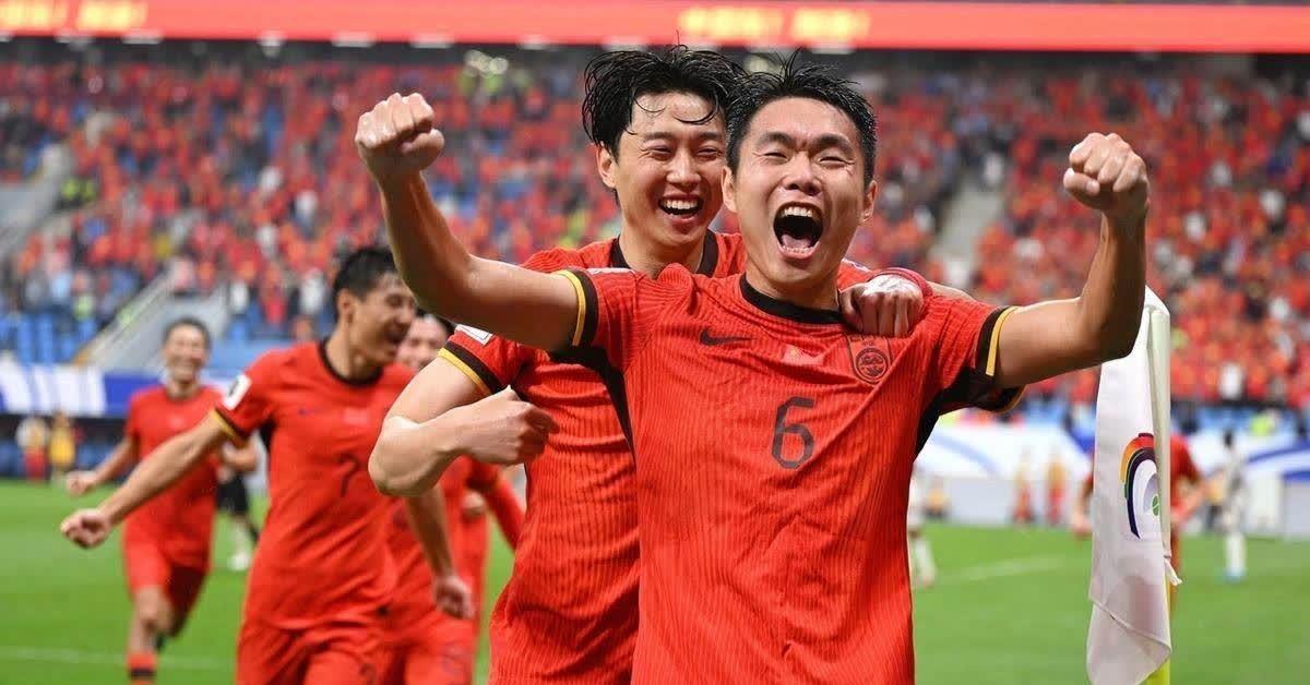 亚洲足球赛场上实力对比激发激情,球迷欢呼雀跃 亚洲足球赛场上实力对比激发激情,球迷欢呼雀跃