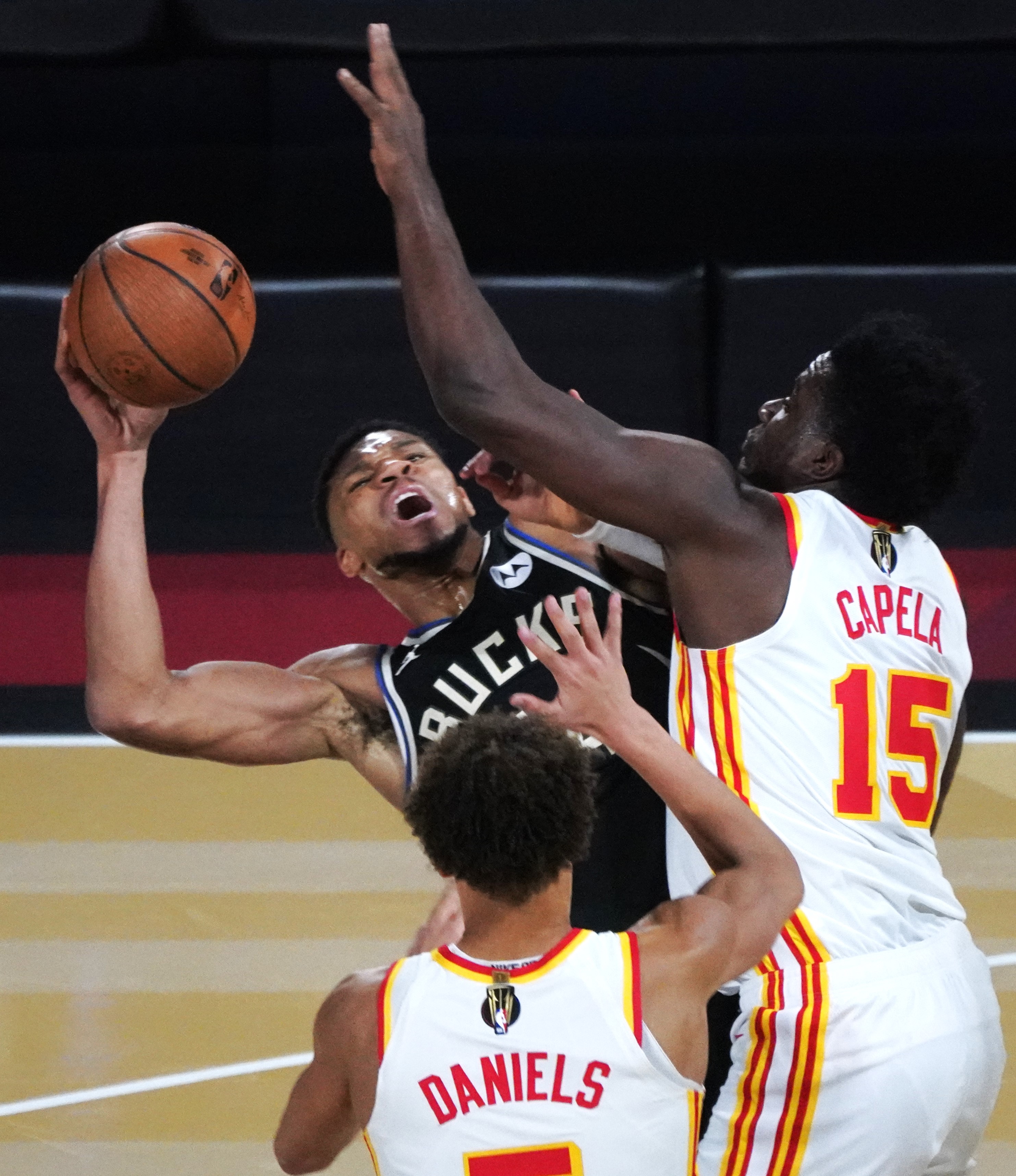 掘金惊险逆袭篮网，反超成为赛场焦点！的简单介绍