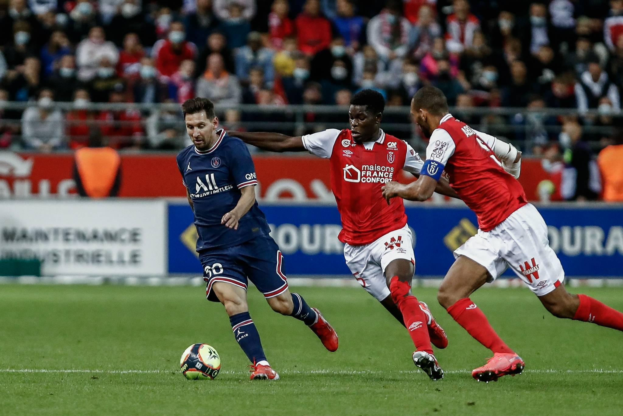 足球比赛中的激情对抗,胜负难料的简单介绍 足球比赛中的激情对抗,胜负难料的简单介绍