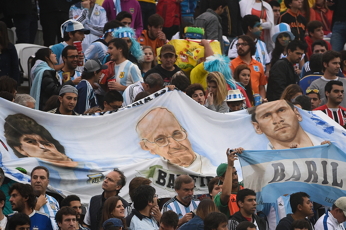 球员在国际足球场上取得辉煌胜利 球员在国际足球场上取得辉煌胜利